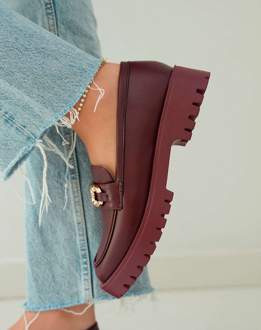 Mocassins bordeaux élégants avec bijou doré et plateforme audacieuse