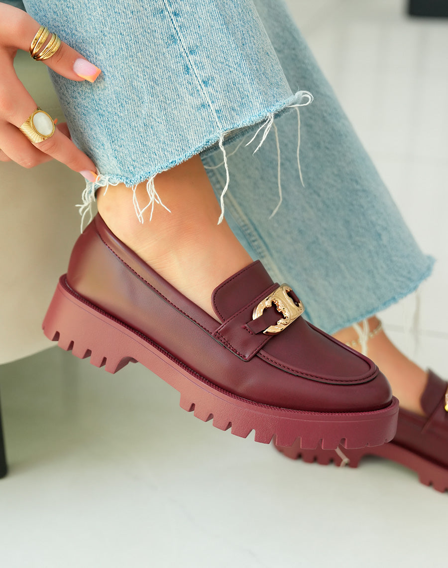 Mocassins bordeaux élégants avec bijou doré et plateforme audacieuse