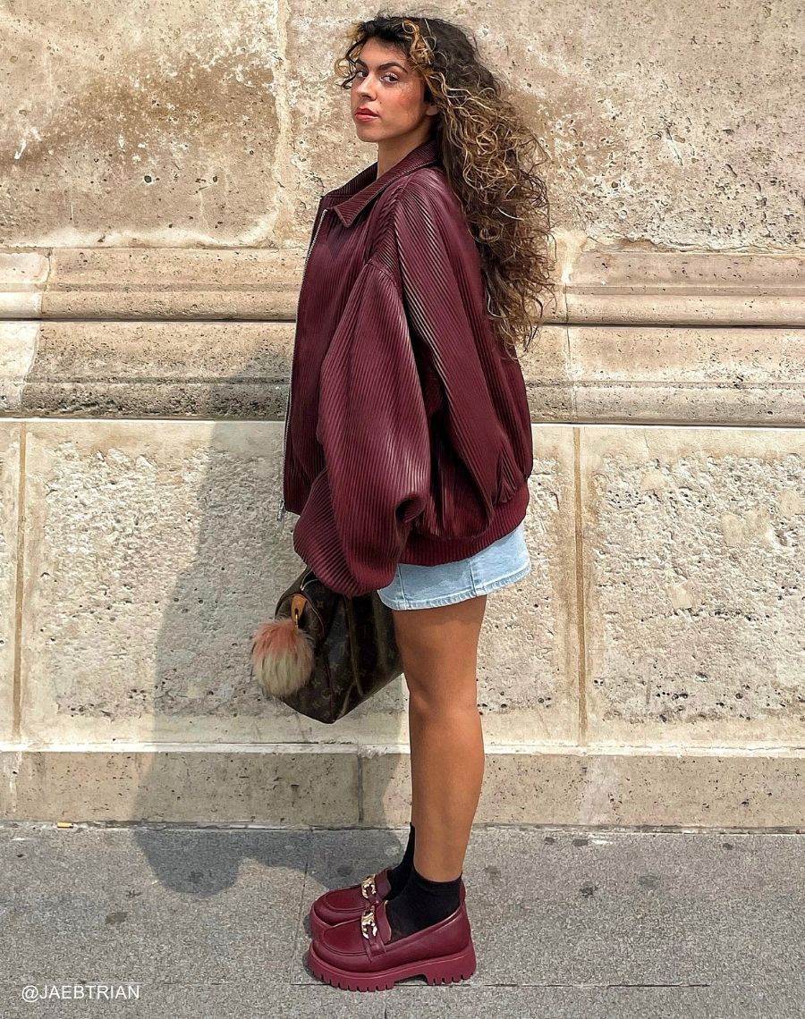 Mocassins bordeaux élégants avec bijou doré et plateforme audacieuse