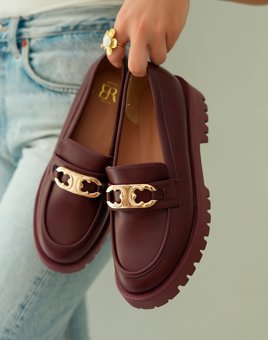 Mocassins bordeaux élégants avec bijou doré et plateforme audacieuse
