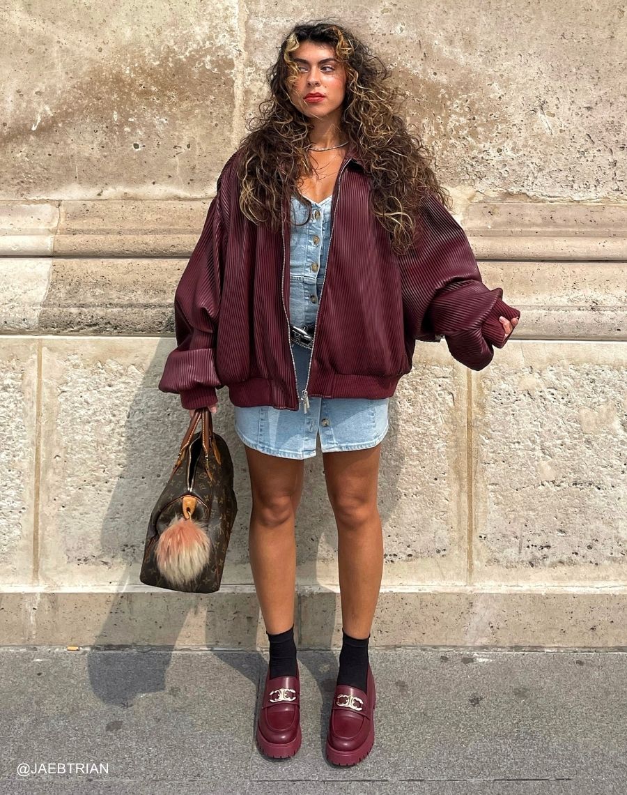 Mocassins bordeaux élégants avec bijou doré et plateforme audacieuse