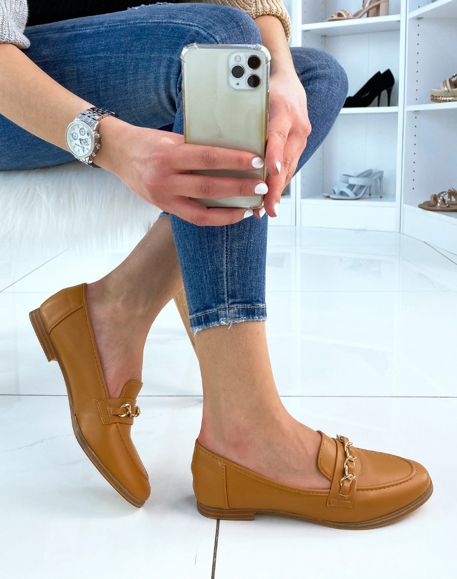 Mocassins camel à fine chaîne dorée