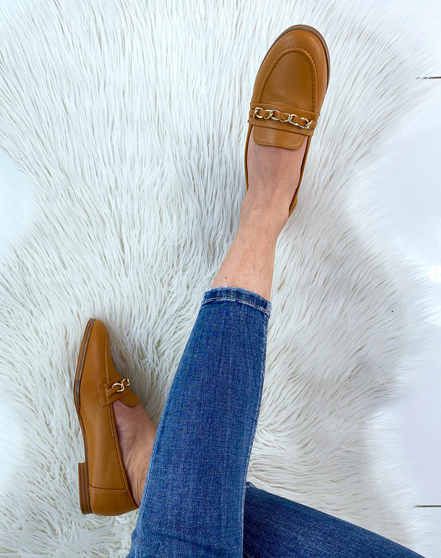 Mocassins camel à fine chaîne dorée