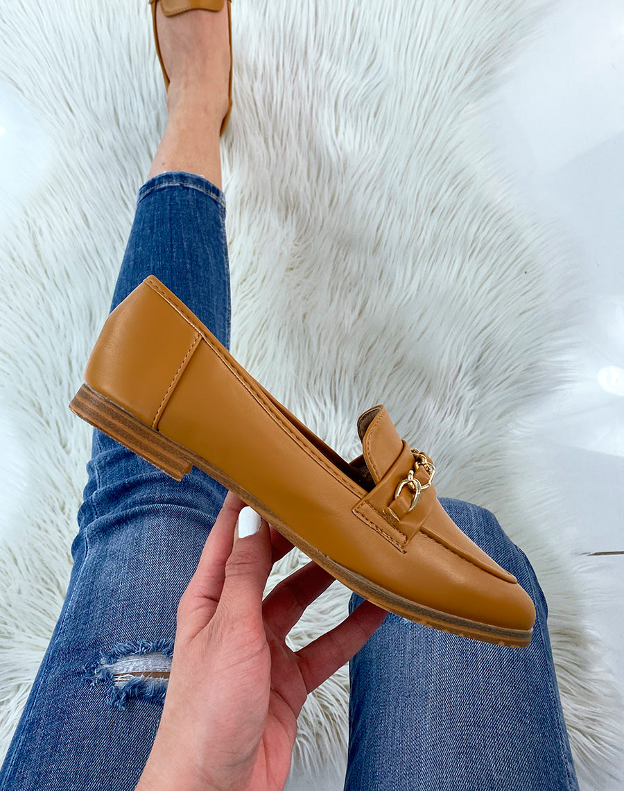 Mocassins camel à fine chaîne dorée