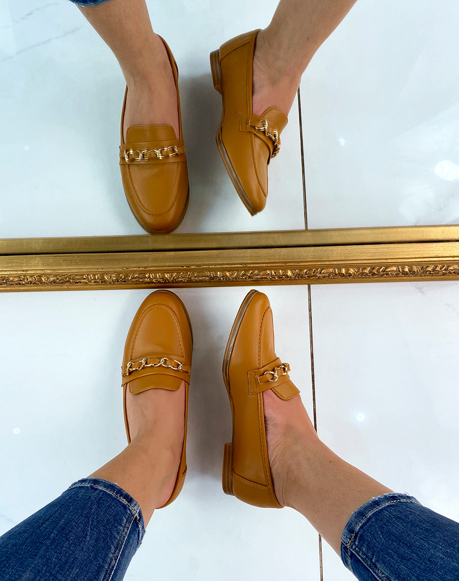 Mocassins camel à fine chaîne dorée