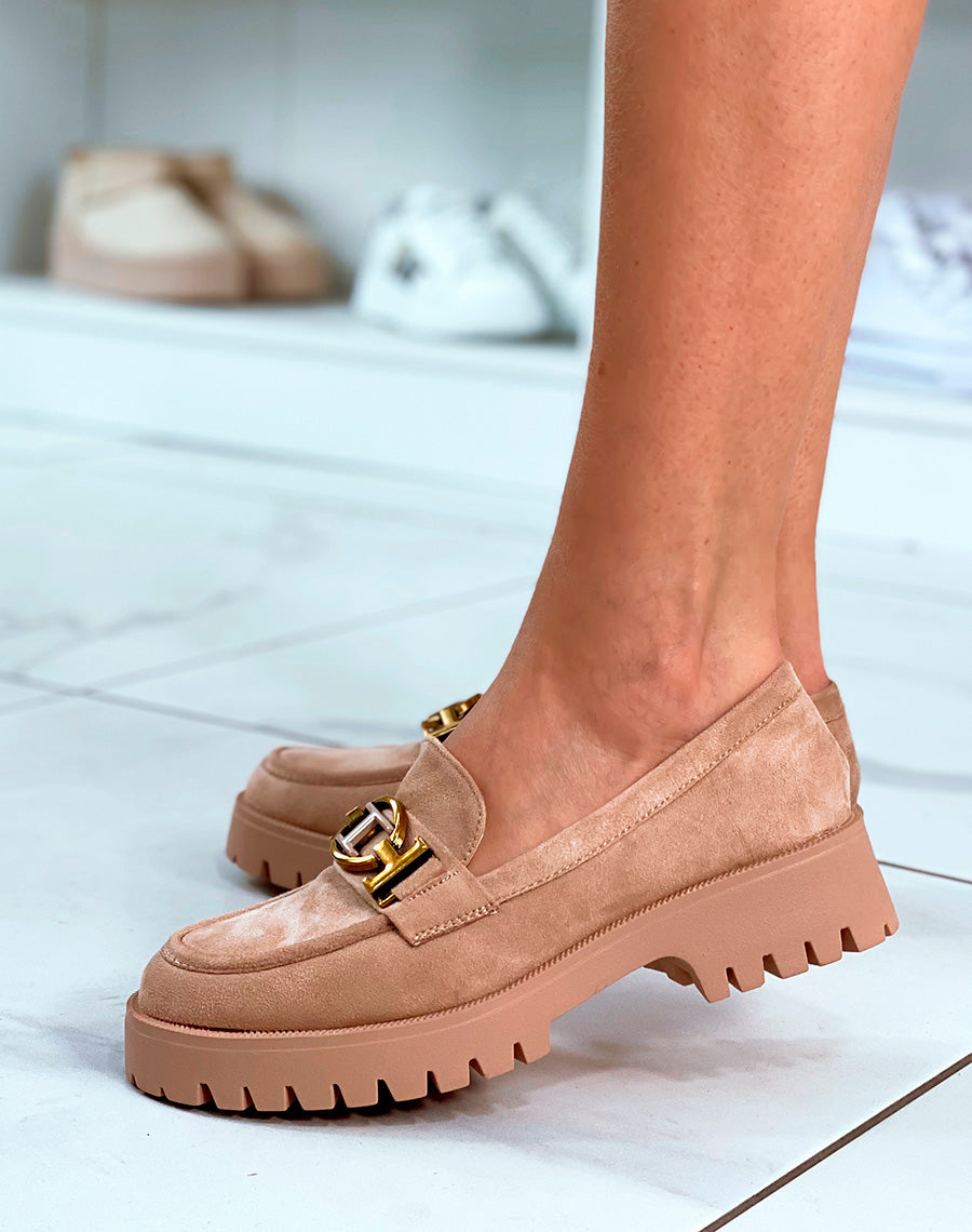 Mocassins en suédine beige foncé avec détail doré et semelle crantée