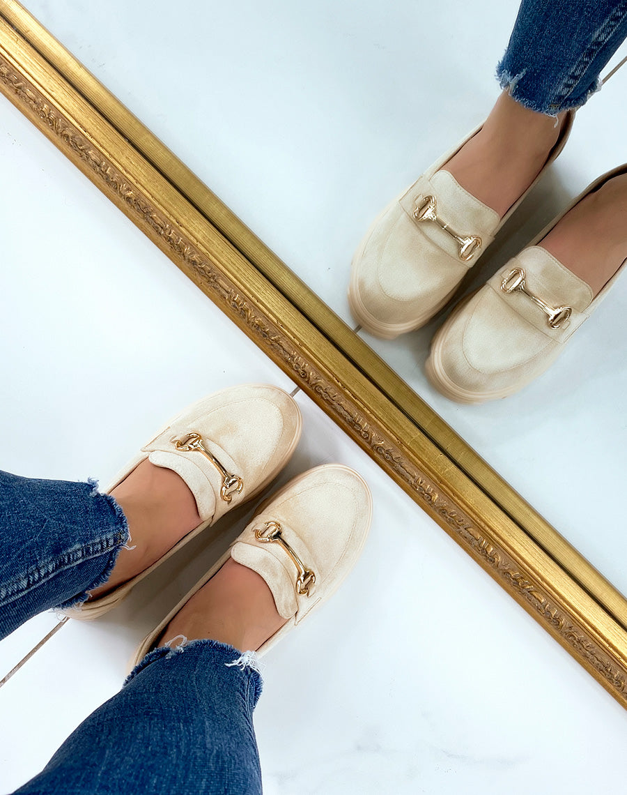 Mocassins en suédine beige à semelle épaisse et crantée
