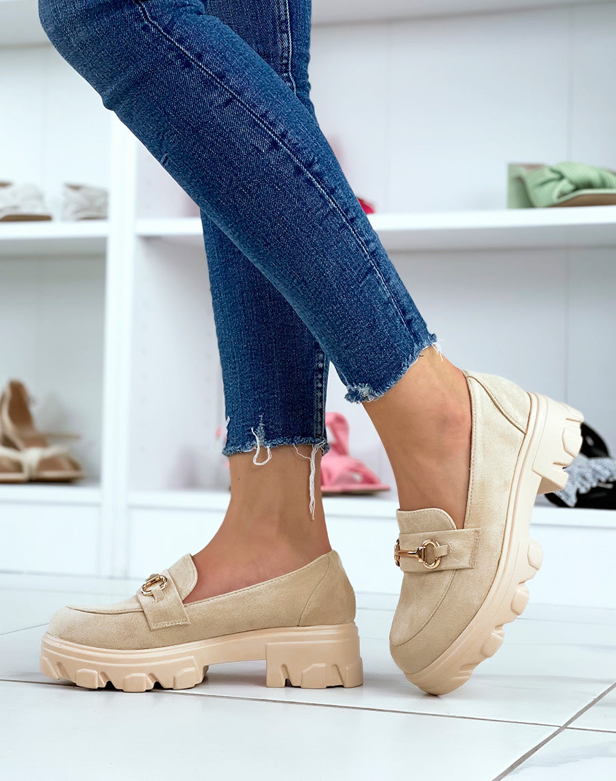 Mocassins en suédine beige à semelle épaisse et crantée