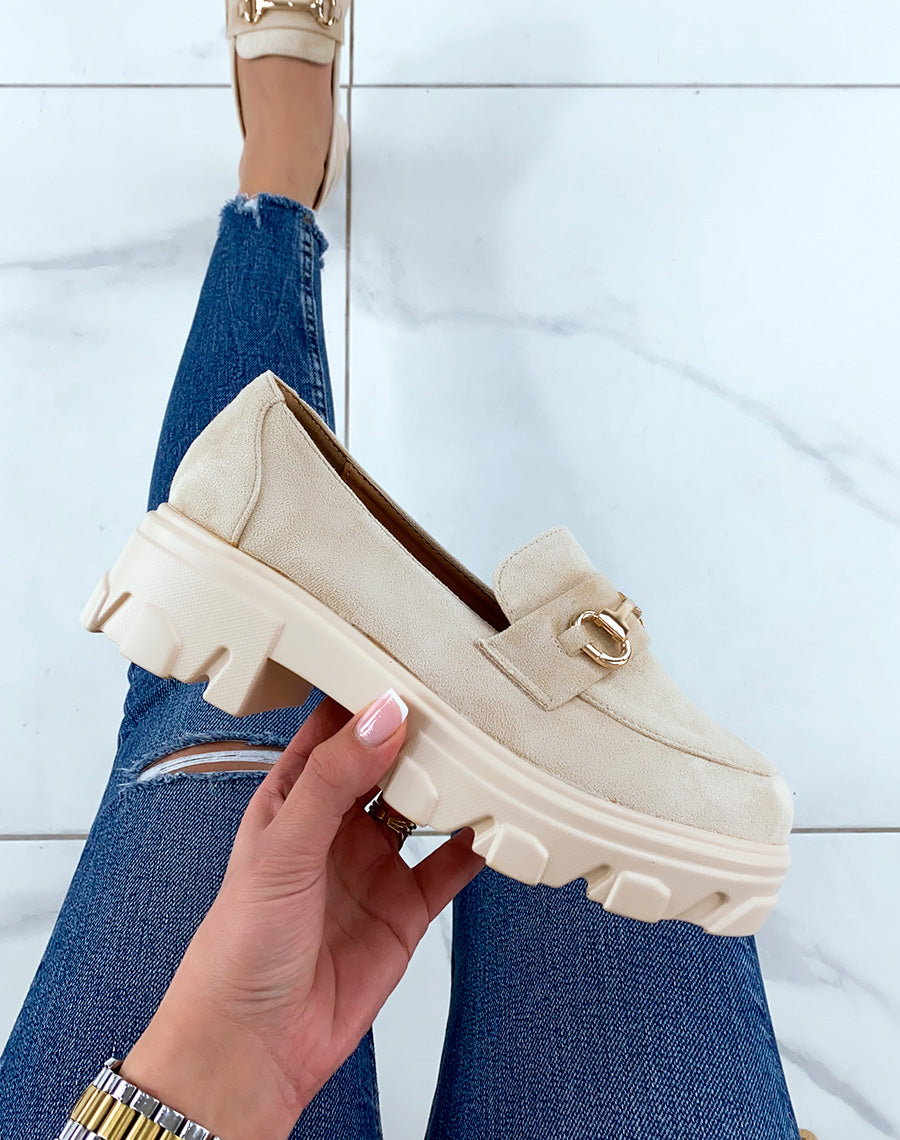Mocassins en suédine beige à semelle épaisse et crantée