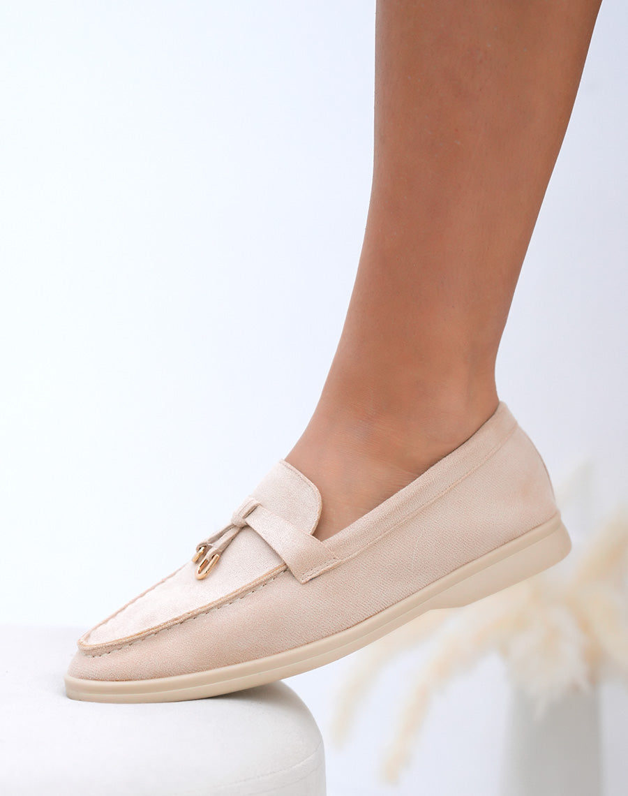 Mocassins femme beiges en suédine avec lanière et détail doré