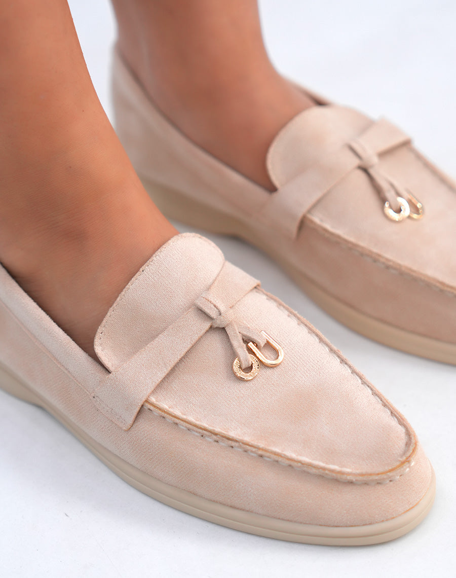 Mocassins femme beiges en suédine avec lanière et détail doré
