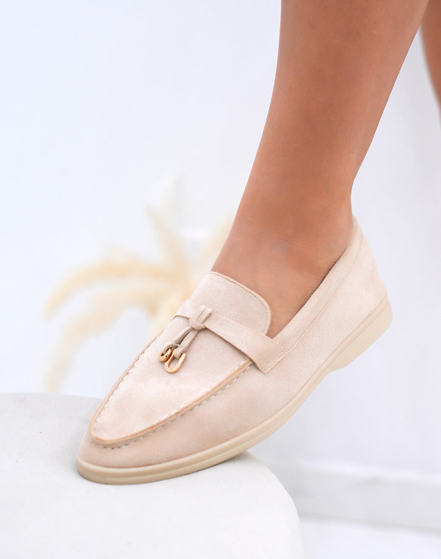 Mocassins femme beiges en suédine avec lanière et détail doré