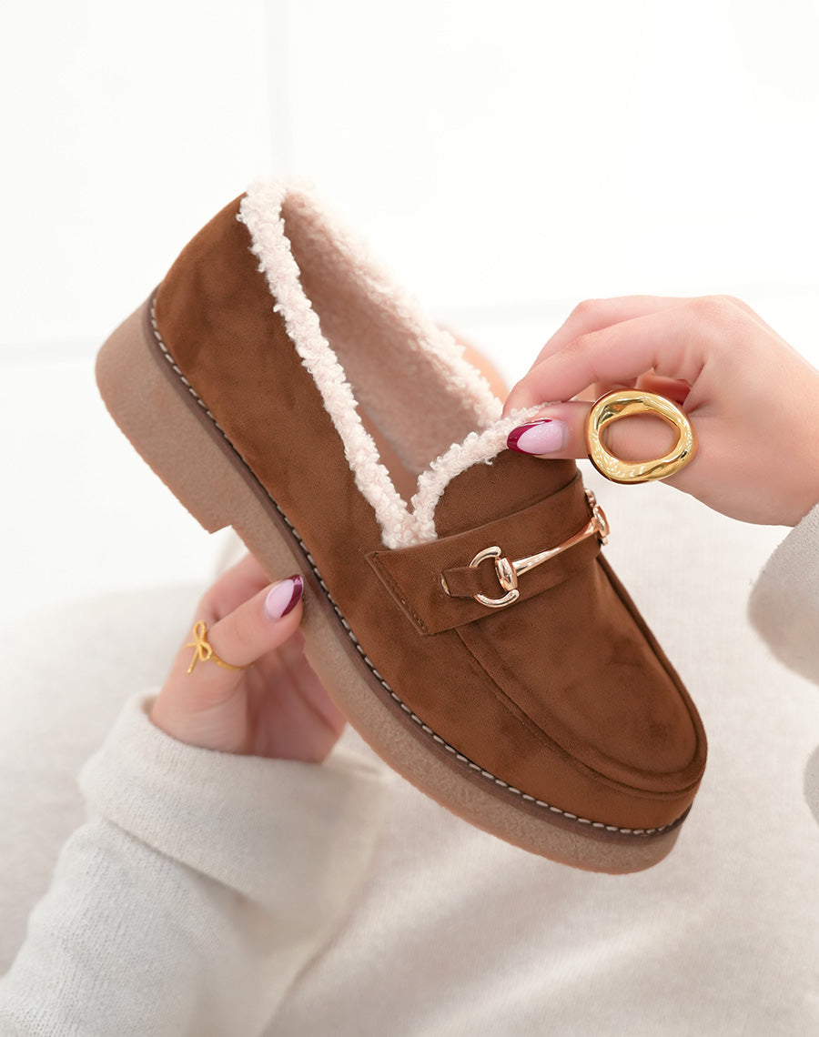 Mocassins femme camel en suédine fourrés avec bijou doré confort et chic