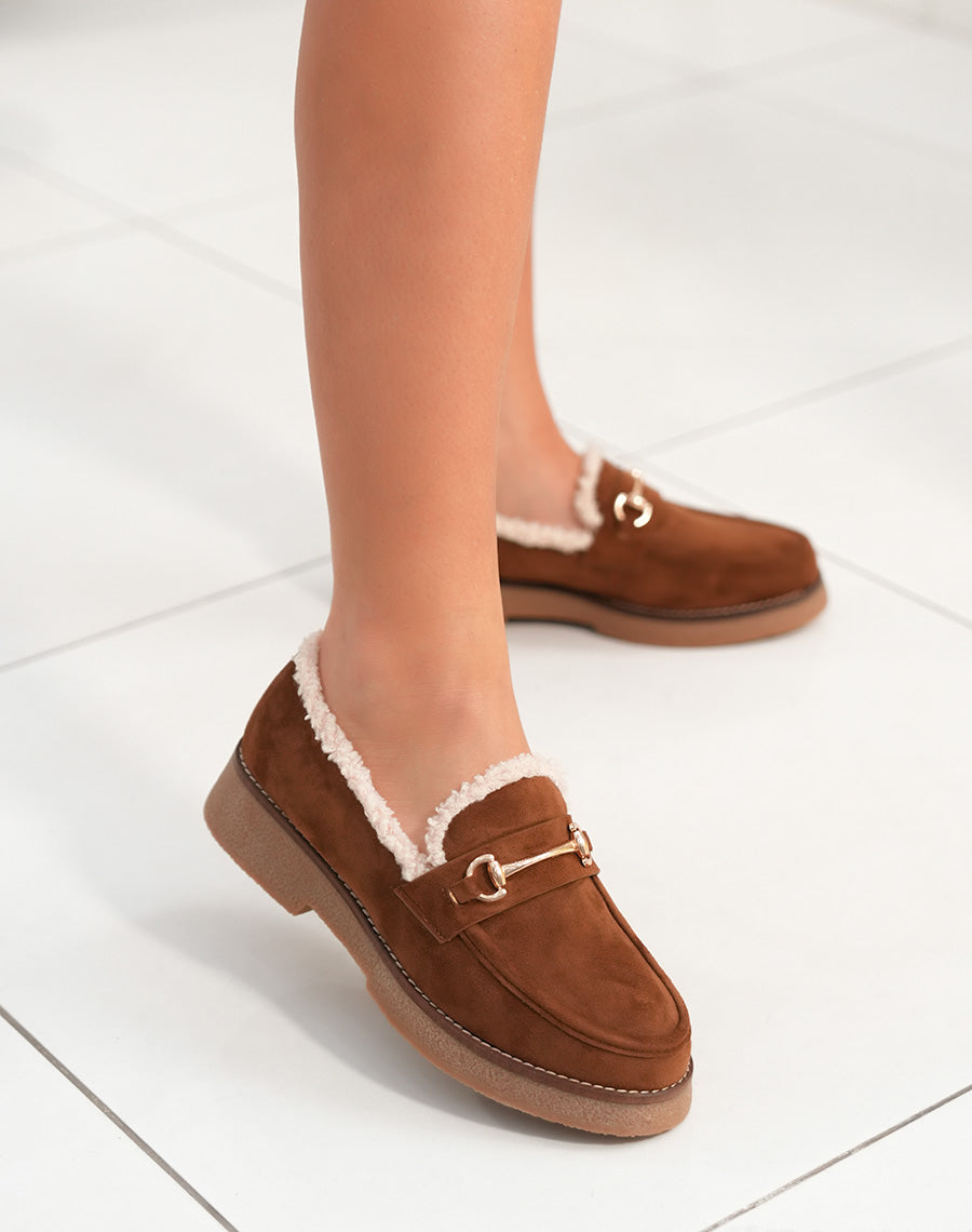 Mocassins femme camel en suédine fourrés avec bijou doré confort et chic