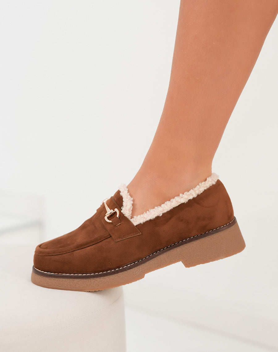Mocassins femme camel en suédine fourrés avec bijou doré confort et chic