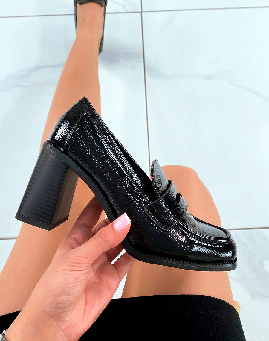 Mocassins femme noirs vernis avec talon audacieux