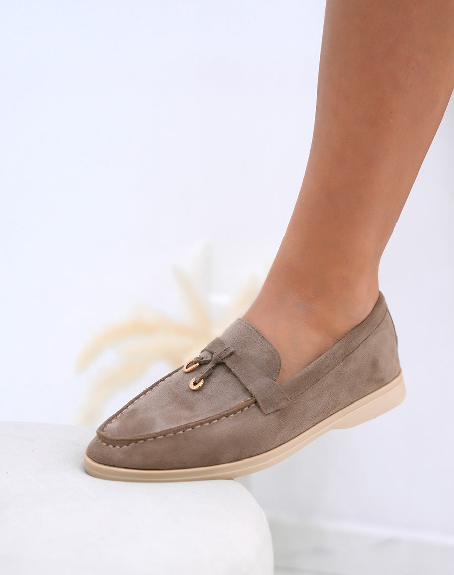 Mocassins femme taupe en suédine avec lanière et détail doré