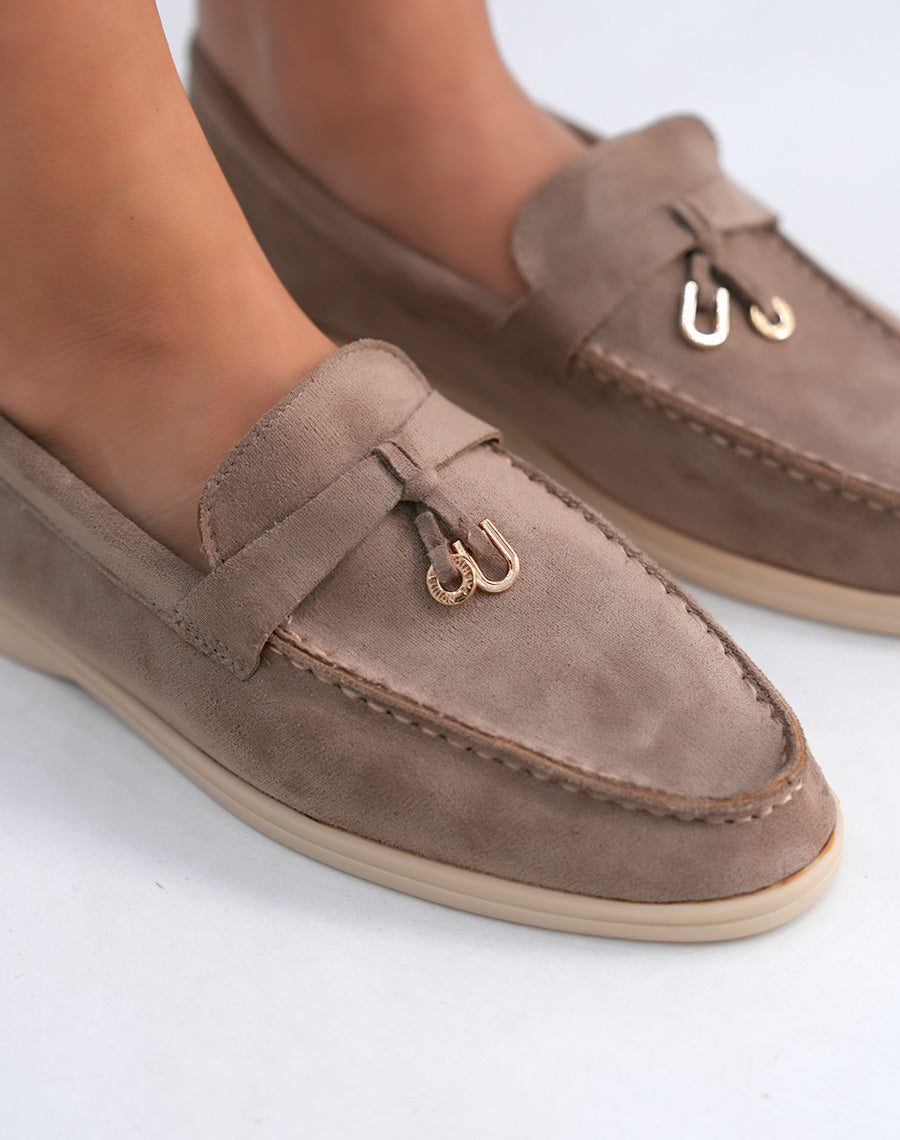 Mocassins femme taupe en suédine avec lanière et détail doré