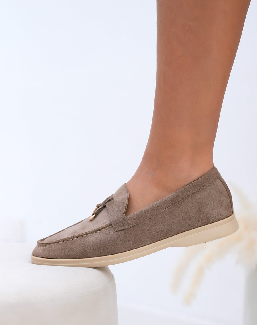 Mocassins femme taupe en suédine avec lanière et détail doré