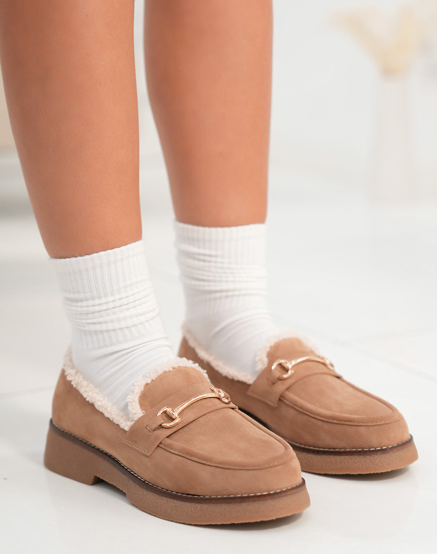 Mocassins femme taupe en suédine fourrés avec bijou doré confort et élégance
