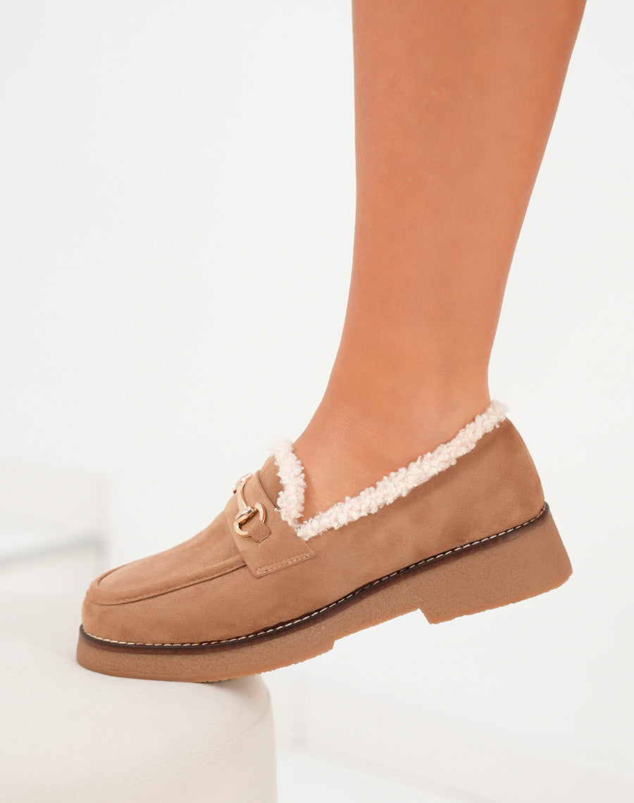 Mocassins femme taupe en suédine fourrés avec bijou doré confort et élégance
