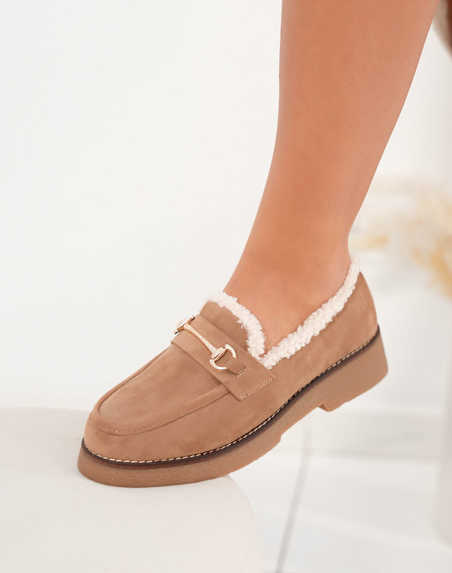 Mocassins femme taupe en suédine fourrés avec bijou doré confort et élégance