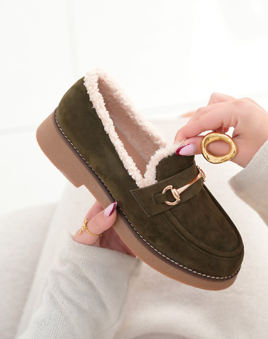 Mocassins femme vert kaki en suédine fourrés avec bijou doré élégance et confort