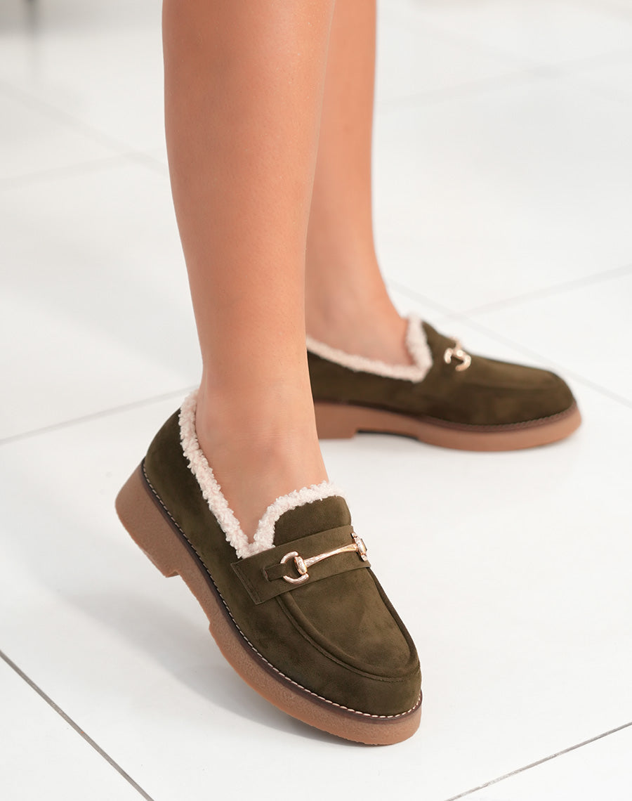 Mocassins femme vert kaki en suédine fourrés avec bijou doré élégance et confort