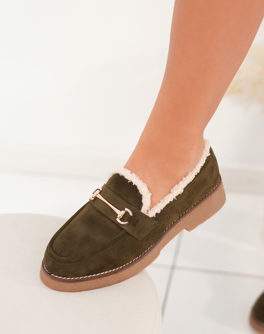 Mocassins femme vert kaki en suédine fourrés avec bijou doré élégance et confort