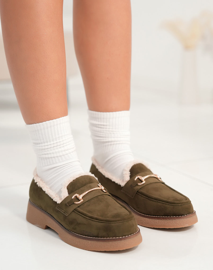 Mocassins femme vert kaki en suédine fourrés avec bijou doré élégance et confort
