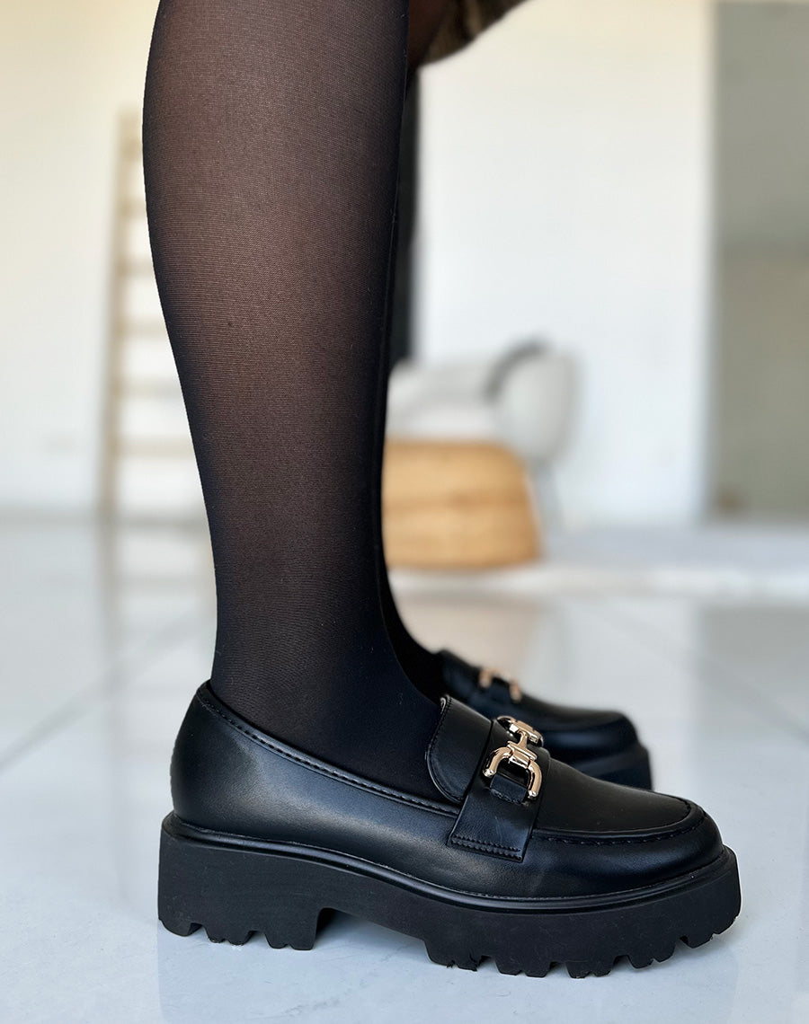 Mocassins noir à détails dorés et semelle crantée