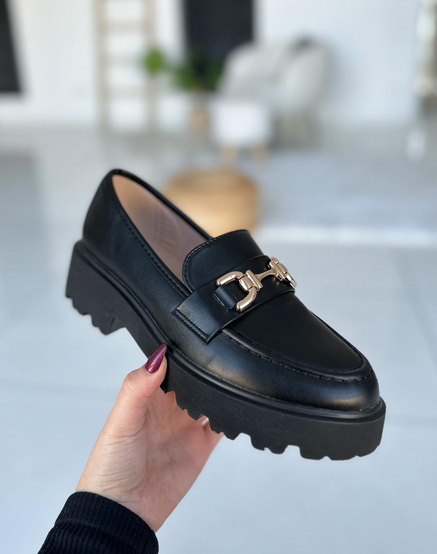 Mocassins noir à détails dorés et semelle crantée