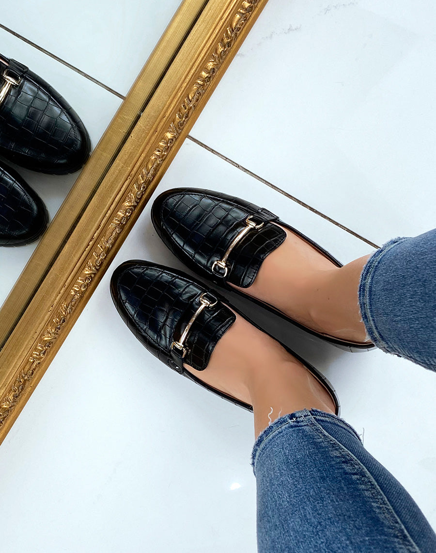 Mocassins noires effet croco à détail doré
