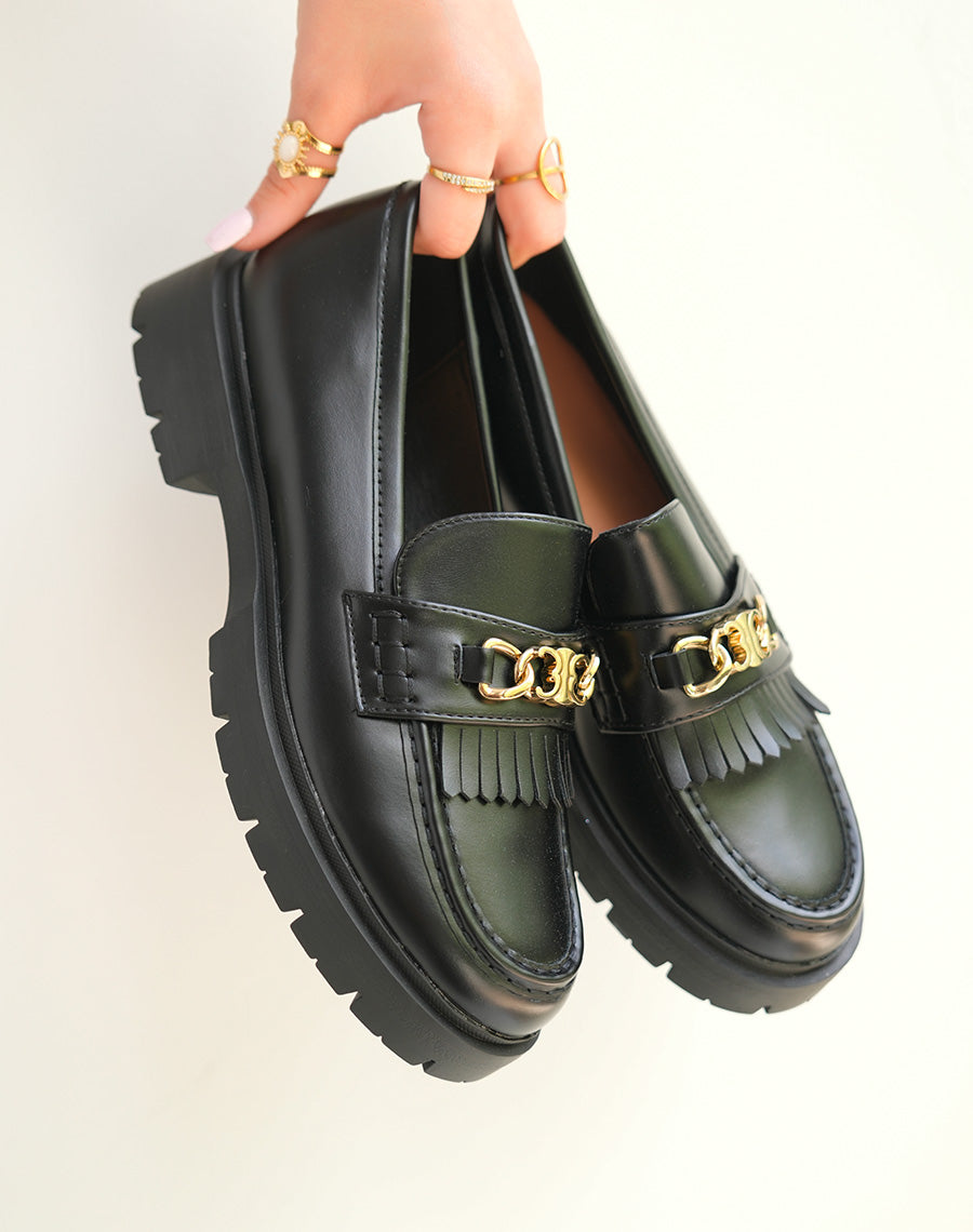 Mocassins noires tendance à détail dorée et semelle épaisse crantée