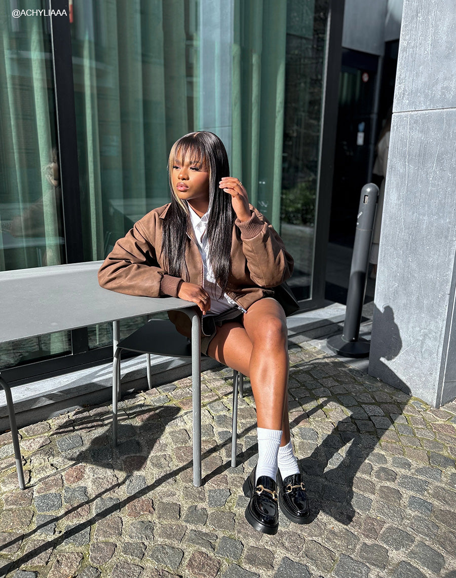 Mocassins noires vernies à détail doré pour femme