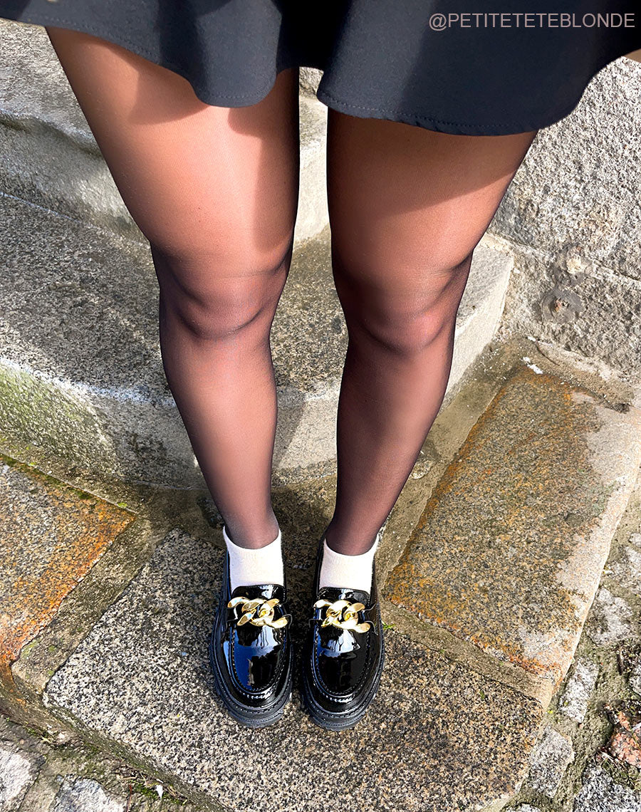Mocassins noires vernies à semelles épaisse et chaine dorée