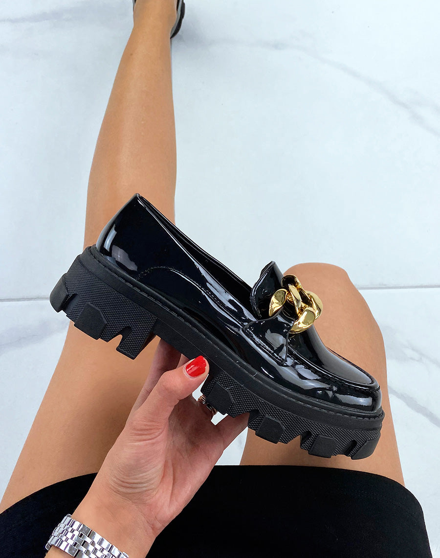 Mocassins noires vernies à semelles épaisse et chaine dorée