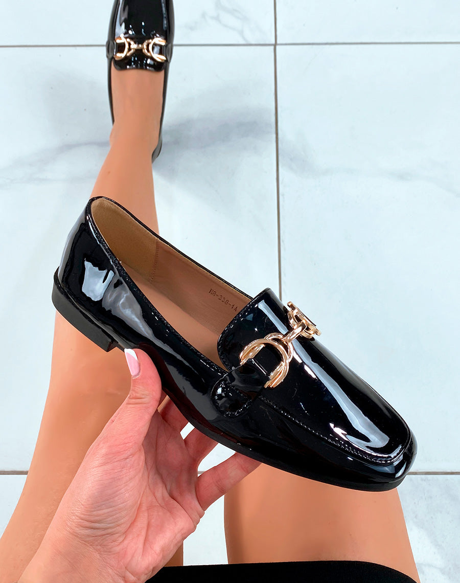 Mocassins noires vernis à bout ovale et détail doré pour femme