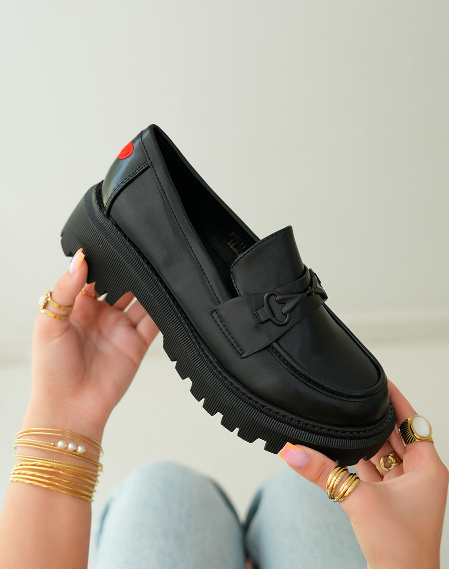 Mocassins noirs audacieux à plateforme crantée et détail coeur rouge