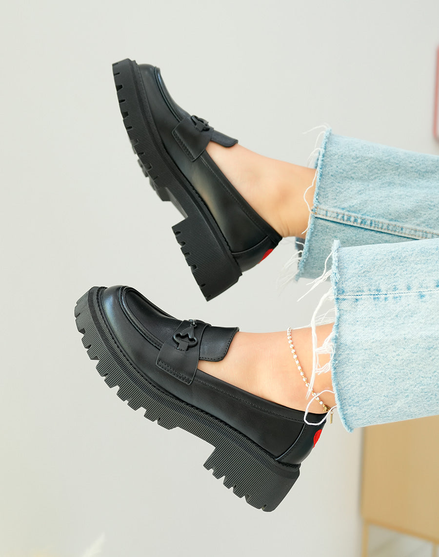 Mocassins noirs audacieux à plateforme crantée et détail coeur rouge
