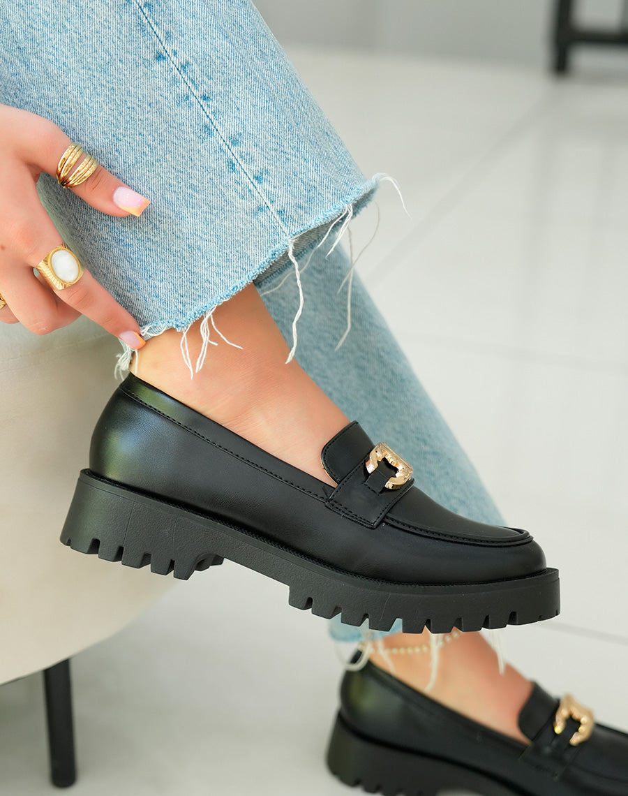 Mocassins noirs avec bijou doré et plateforme crantée