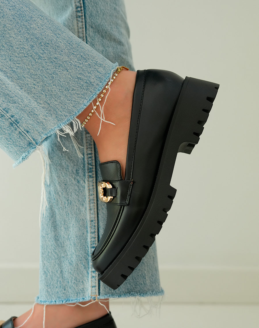 Mocassins noirs avec bijou doré et plateforme crantée