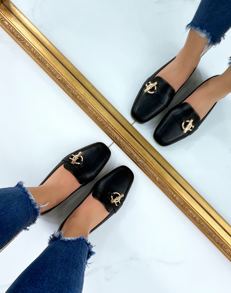 Mocassins noirs à boucle dorée