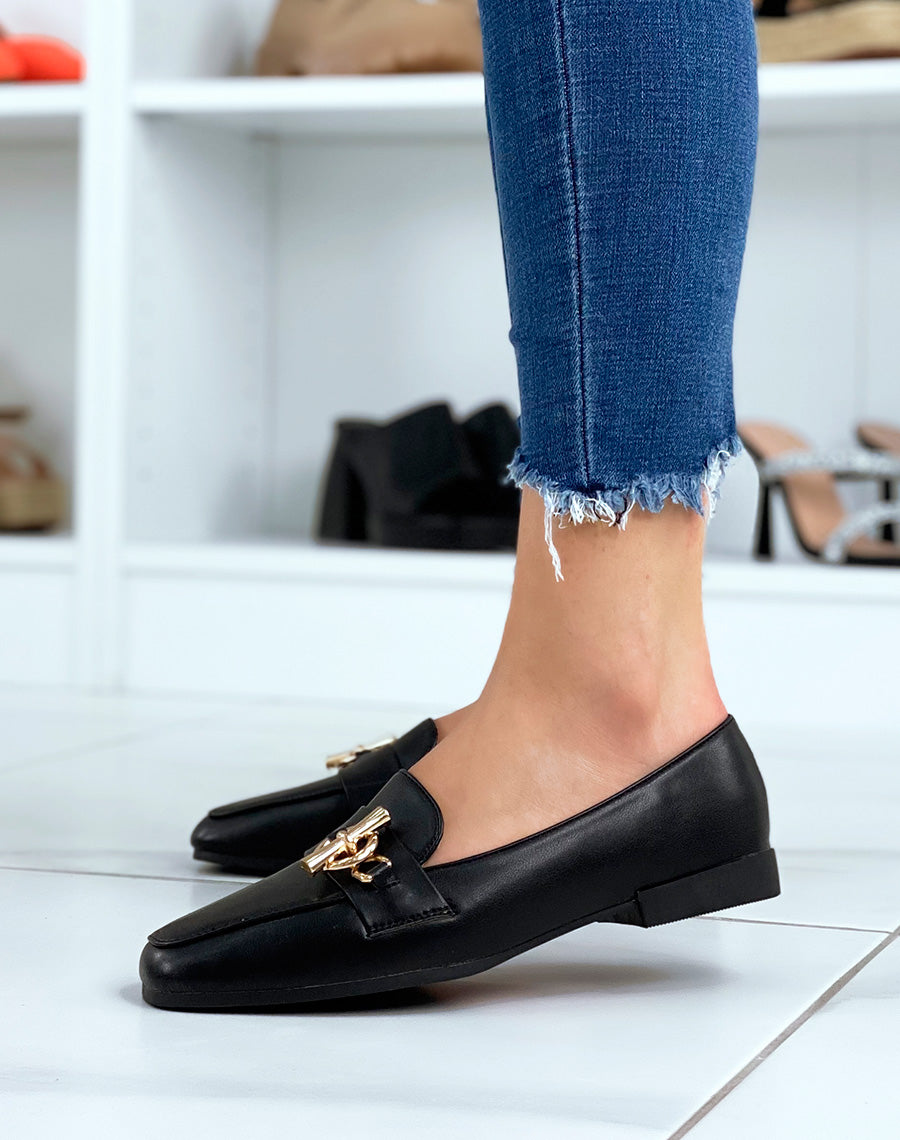 Mocassins noirs à boucle dorée