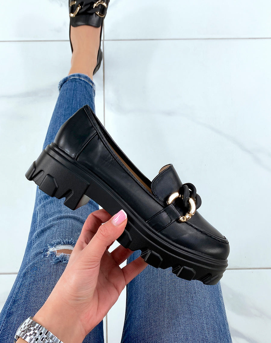 Mocassins noirs à chaîne dorée et matte