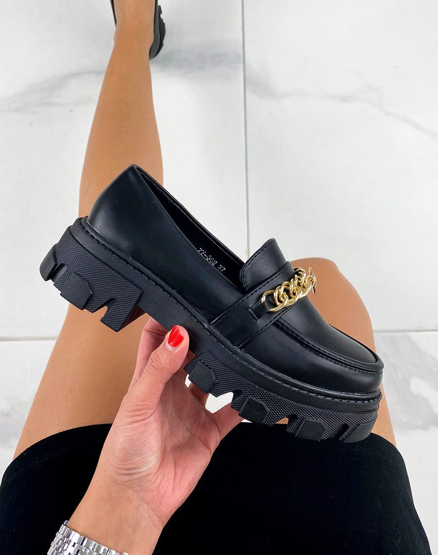 Mocassins noirs à chaîne et bijou doré et semelle crantée