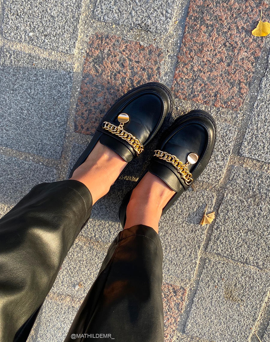 Mocassins noirs à chaîne et bijou doré et semelle crantée
