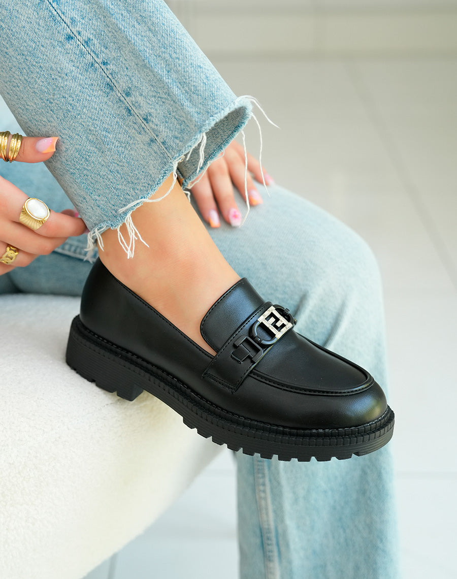Mocassins noirs contemporains avec bijou strassé et plateforme audacieuse