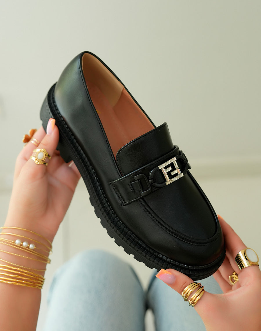 Mocassins noirs contemporains avec bijou strassé et plateforme audacieuse