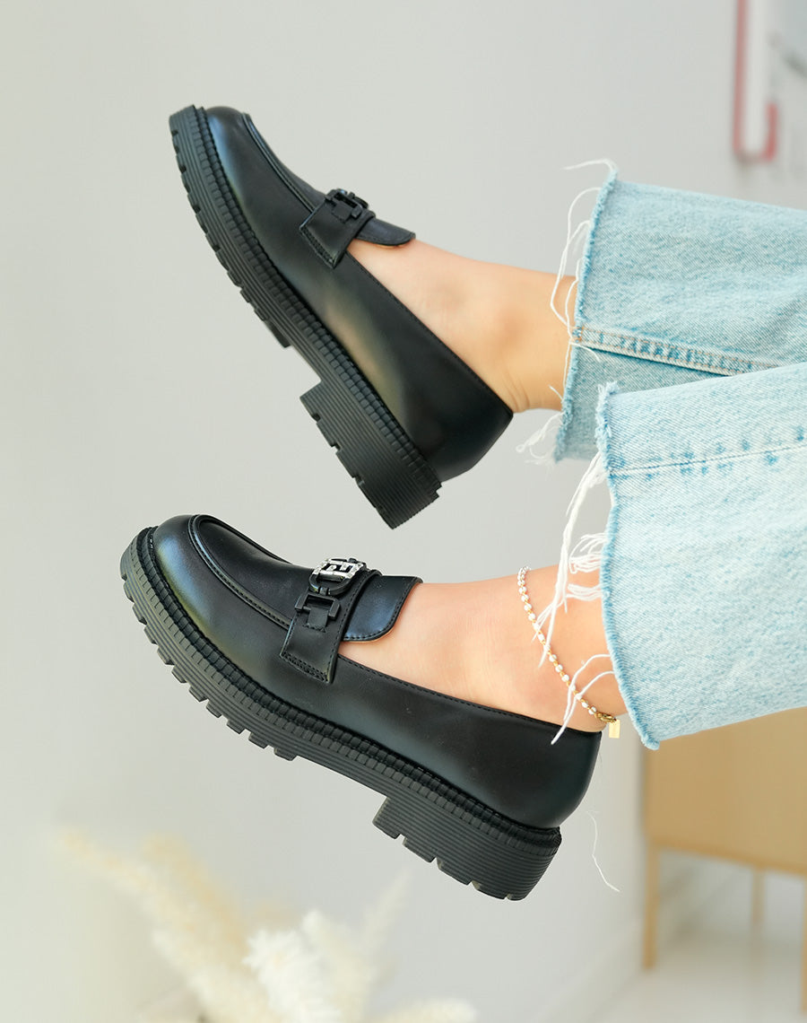 Mocassins noirs contemporains avec bijou strassé et plateforme audacieuse